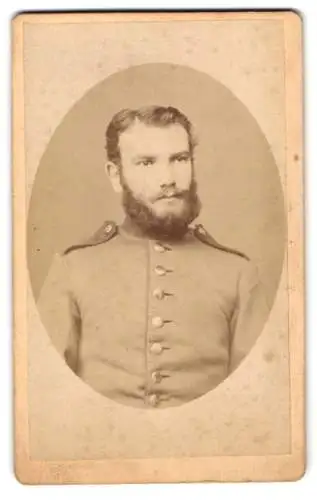 Fotografie Julius Ebner, München, Carlsplatz 14, Portrait eines Soldaten in Uniform