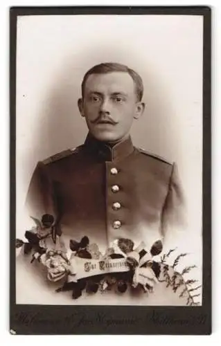 Fotografie Joseph Stegmann, Mülhausen i. E., Vaubanstr. 94, Portrait eines Soldaten in Uniform mit Blumenarrangement