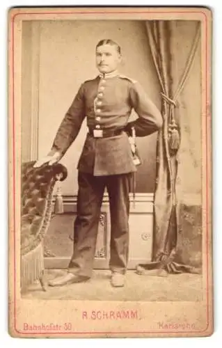 Fotografie R. Schramm, Karlsruhe, Bahnhofstr. 50, Stehender Soldat in Uniform