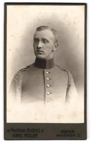 Fotografie Hans Möller, München, Augustenstr. 75, Porträt eines Soldaten in Uniform