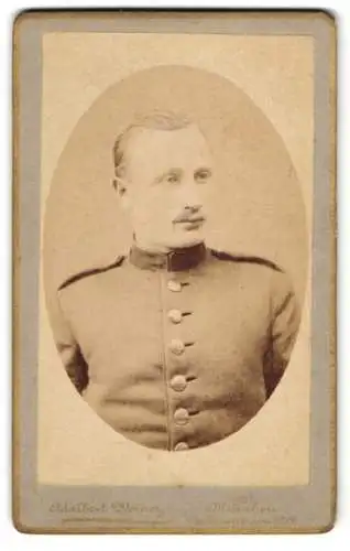 Fotografie Adalbert Werner, München, Dachauerstrasse 6, Porträt eines Soldaten in Uniform