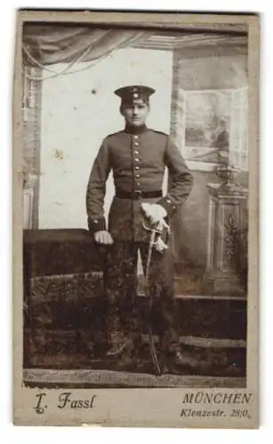 Fotografie I. Fassl, München, Klenzestr. 28, Porträt eines Soldaten in Uniform