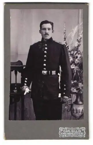 Fotografie Carl Gillig, Ehrenbreitstein, Stehender Soldat in Uniform