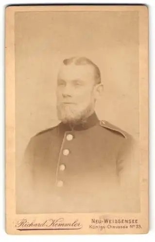 Fotografie Richard Kemmler, Neu-Weissensee, Königs-Chaussee Nr. 33, Portrait eines Soldaten in Uniform