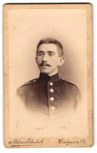 Fotografie Atelier Schubert, Freiberg i. S., Fischerstrasse 29, Porträt eines jungen Soldaten in Uniform