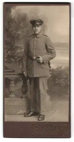 Fotografie A. Kulhanek, Berlin, Müllerstr. 137, Portrait eines Soldaten in Uniform