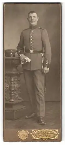 Fotografie A. Adolph, Passau, Porträt eines Soldaten in Uniform