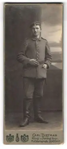 Fotografie Carl Dittmar, Landshut, Stehender Soldat in Uniform