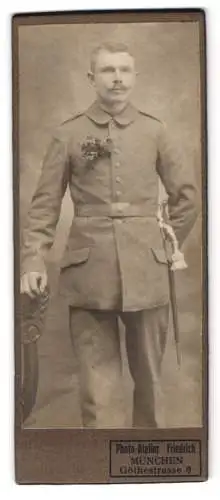 Fotografie Photo-Atelier Friedrich, München, Göthestrasse 6, Porträt eines Soldaten in Uniform