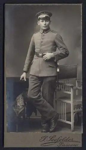 Fotografie Jos. Seefelder, Passau, Ludwigstr. 26, Junger Soldat in Uniform