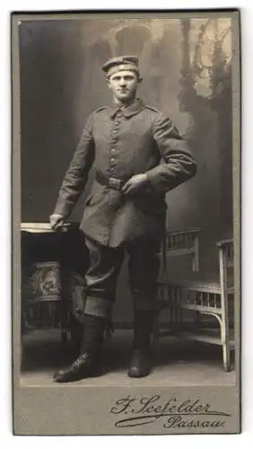 Fotografie F. Seefelder, Passau, Ludwigstrasse 26, Ein Soldat in Uniform stehend