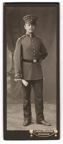 Fotografie Ludwig Mertens, Rendsburg, Am Gymnasium, Soldat in Uniform