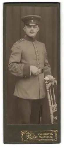 Fotografie Otto Kühn, Chemnitz i. Sa., Planitzstr. 90, Porträt eines jungen Soldaten in Uniform