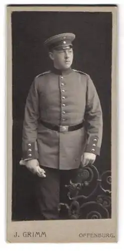 Fotografie J. Grimm, Offenburg, Junger Soldat in Uniform mit Handschuhen in der Hand