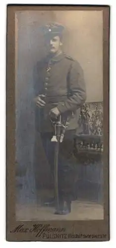 Fotografie Max Hoffmann, Pulsnitz, Bischofswerdaerstr., Soldat mit Säbel in Uniform