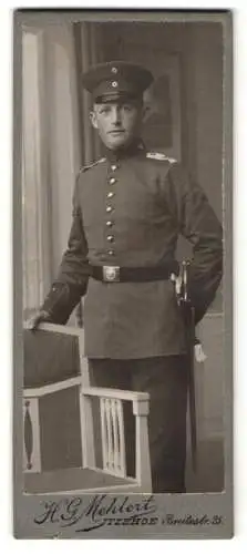 Fotografie H. G. Mehlert, Itzehoe, Breite Strasse 25, Porträt eines Soldaten in Uniform