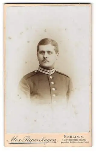 Fotografie Max Piepenhagen, Berlin, Friedrichstrasse 122 /123, Porträt eines Soldaten in Uniform