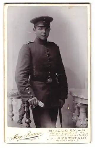 Fotografie Max Baum, Dresden, Königsbrücker Strasse 64, Porträt eines jungen Soldaten in Uniform