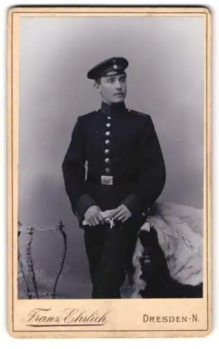 Fotografie Franz Ehrlich, Dresden-N., Königsbrücker-Str. 105, Stehender Soldat in Uniform