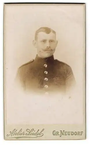 Fotografie Atelier Seidel, Gr. Neudorf, Portrait eines Soldaten in Uniform