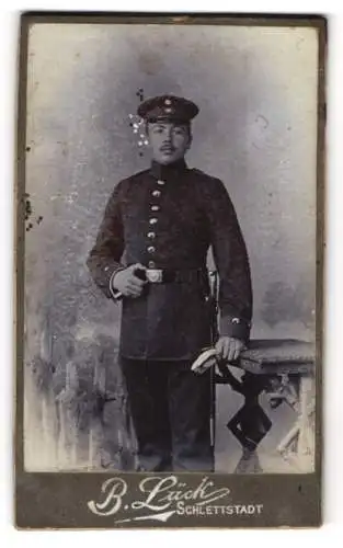 Fotografie B. Lück, Schlettstadt, Stehender Soldat in Uniform