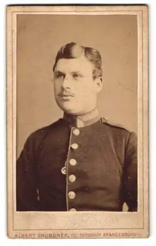 Fotografie Albert Grundner, Brandenburg a. H., Hauptstrasse 19, Porträt eines Soldaten in Uniform