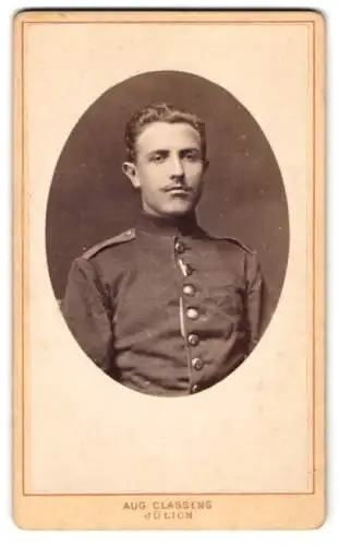 Fotografie Aug. Classens, Jülich, Porträt eines jungen Soldaten in Uniform