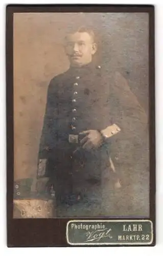 Fotografie Vogt, Lahr, Marktplatz 22, Porträt eines Soldaten in Uniform