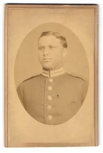 Fotografie F. Tannhof, Berlin, Chausseestrasse 54, Porträt eines jungen Soldaten in Uniform