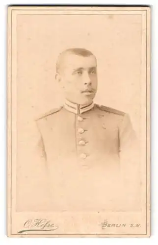 Fotografie Carl Hesse, Berlin, Teltower Strasse 3, Porträt eines jungen Soldaten in Uniform