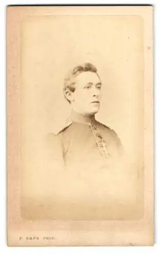 Fotografie F. Raps, Coeln, Comödienstrasse 16, Porträt eines jungen Soldaten in Uniform