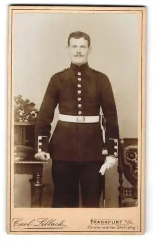 Fotografie Carl Lillack, Frankfurt a. O., Fürstenwalder Steinweg 1, Soldat in Uniform mit Handschuhen