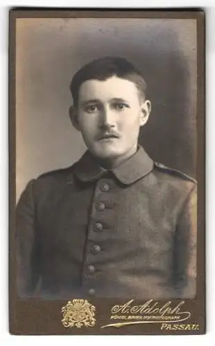 Fotografie A. Adolph, Passau, Kl. Exercir-Platz, Porträt eines Soldaten in Uniform