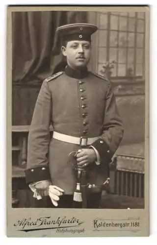 Fotografie Alfred Frankfurter, Wesel, Kaldenbergstr. 1181, Porträt eines Soldaten in Uniform