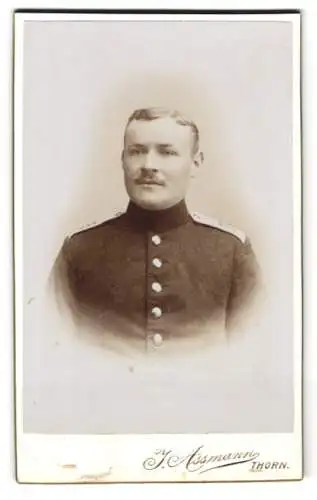 Fotografie J. Assmann, Thorn, Brückenstr. 15, Porträt eines Soldaten in Uniform