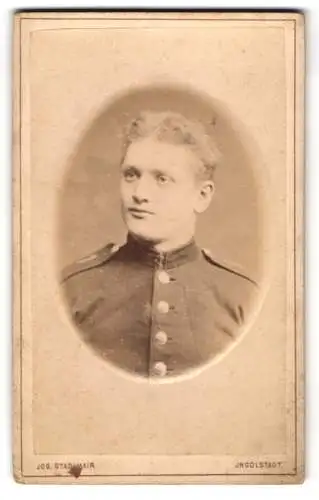 Fotografie Jos. Stadlmair, Ingolstadt, Ziegelbräugasse, Portrait eines jungen Soldaten in Uniform