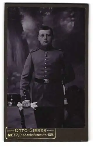 Fotografie Otto Sieber, Metz, Diedenhofenerstr. 105, Porträt eines Soldaten in Uniform