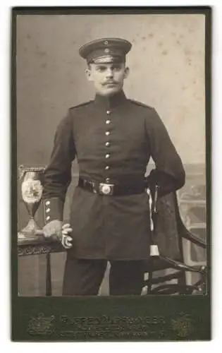 Fotografie Alfred Hirrlinger, Stuttgart, Garten-Str. 9, Porträt eines Soldaten in Uniform