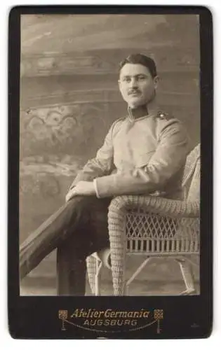 Fotografie Atelier Germania, Augsburg, Bahnhofstr. 12 1 /2, Junger Soldat in Uniform auf einem Stuhl sitzend