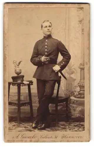 Fotografie A. Giesecke, Hannover, Cellerstrasse 31, Junger Soldat mit Zigarette in der Hand