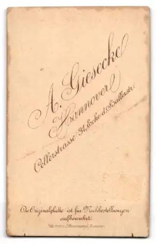 Fotografie A. Giesecke, Hannover, Cellerstrasse 31, Junger Soldat mit Zigarette in der Hand