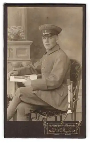 Fotografie Hermann Böbers, Neukölln, Saalestr. 1, Sitzender junger Soldat in Uniform