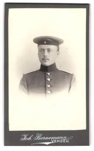 Fotografie Joh. Bornemann, Verden, Portrait eines jungen Soldaten in Uniform