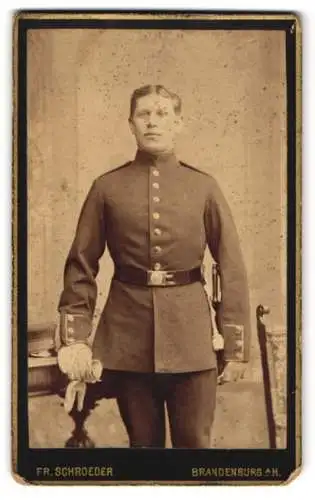 Fotografie Fr. Schroeder, Brandenburg a. H., Ritterstr. 18, Porträt eines Soldaten in Uniform