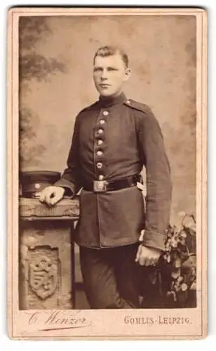 Fotografie C. Winzer, Gohlis-Leipzig, Leipziger Strasse 7, Porträt eines jungen Soldaten in Uniform