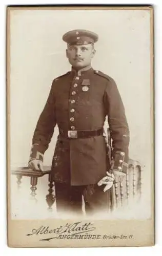 Fotografie Albert Klatt, Angermünde, Brüder-Strasse 11, Porträt eines Soldaten in Uniform