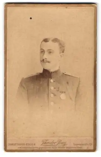 Fotografie Theodor Penz, Charlottenburg /Berlin, Tauentzienstr. 13, Porträt eines jungen Soldaten in Uniform