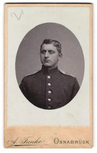 Fotografie August Funke, Osnabrück, Oval-Porträt eines Soldaten in Uniform