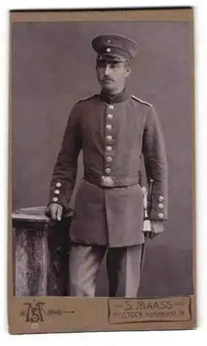 Fotografie S. Maass, Rostock, Hopfenmarkt 14, Porträt eines Soldaten in Uniform