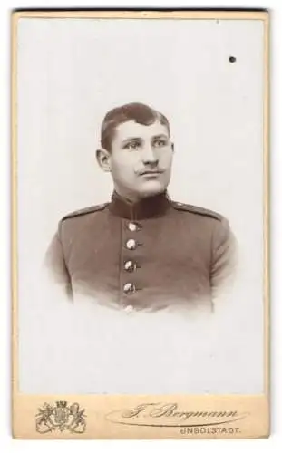 Fotografie F. Bergmann, Ingolstadt, Theresienstrasse 329, Porträt eines Soldaten in Uniform